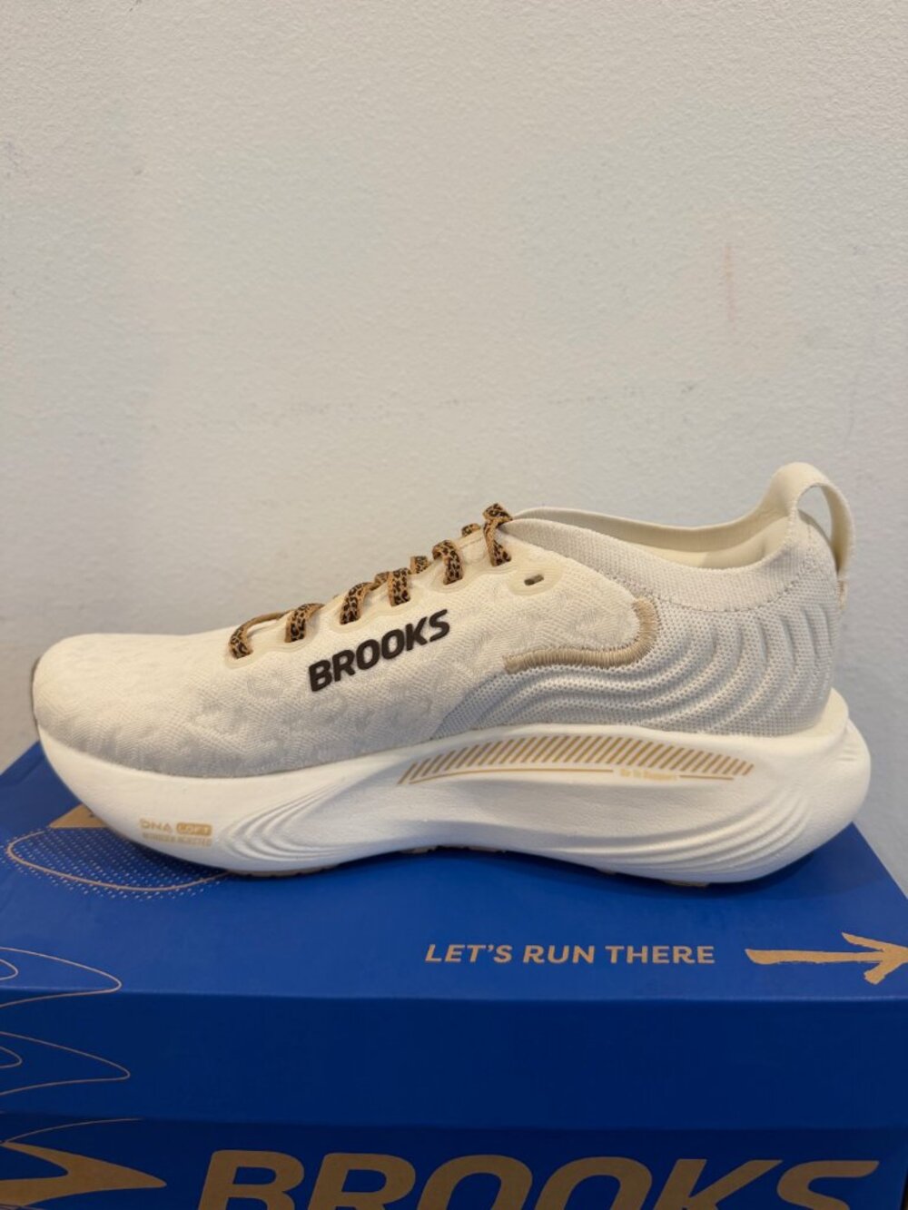 Brooks Adrenaline GTS 25 Women's Size 6 Running Shoes Coconut Tofu Creme New - Picture 2 of 6